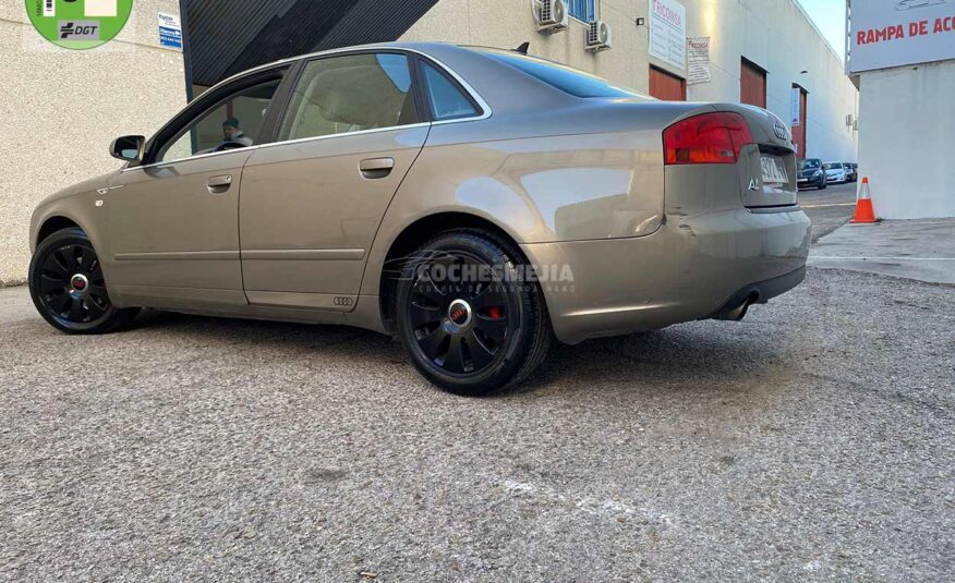 AUDI A4  S line 2.0 130cv 4p