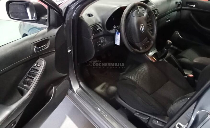 Toyota Avensis Sedán 1.8 VVTi Sol