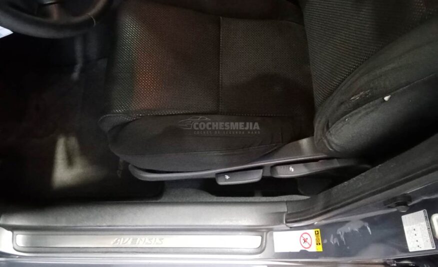 Toyota Avensis Sedán 1.8 VVTi Sol
